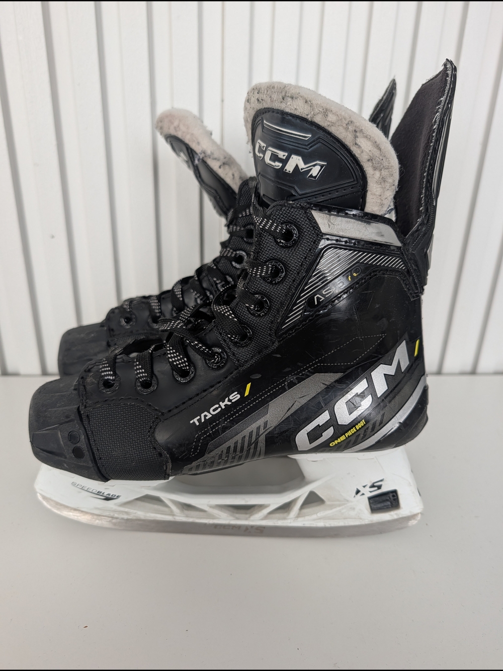 Size 2 Junior / CCM  tacks one piece Boot as570 Hockey Skates Hockey 🏒